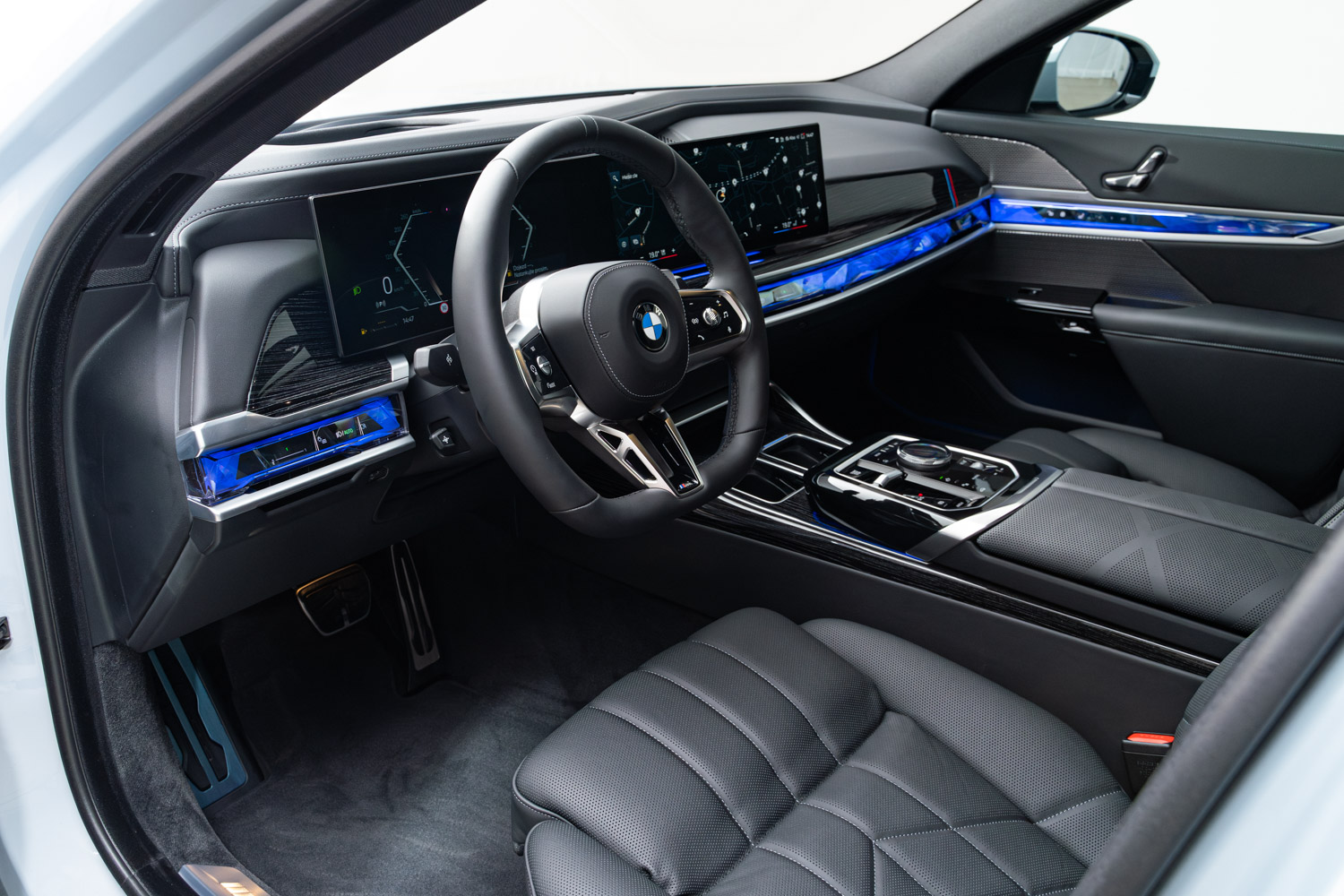 BMW 740d xDrive Msport | české předváděcí auto | luxusní naftová limuzína | skladem | super cena | nákup online na AUTOiBUY.com